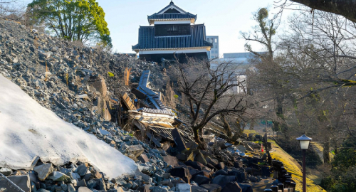 Terremoto in Giappone, 13 morti a Kumamoto: crolla un centro commerciale